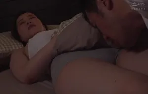 3 ngày anh xã đi công tác, cô vợ ở nhà nữa đêm bị bố chồng yêu mò vào phòng