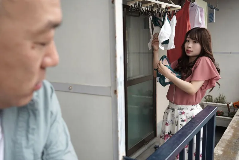 Gã gần nhà chuyên soi mói và cặp vợ anh xã thường xuyên rên la quá to