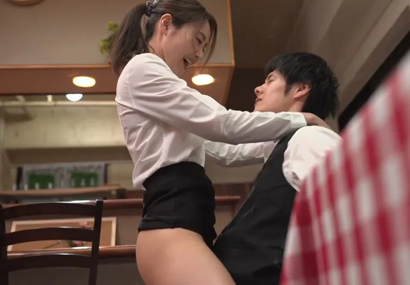 Cậu trai trẻ phang nữ đồng nghiệp có người chồng nhưng chồng “yếu”