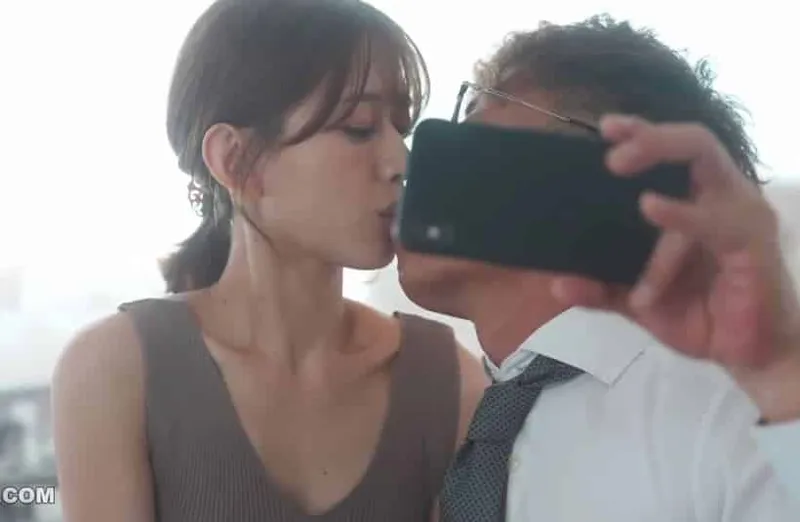 Thấy vợ hơi lạ, người chồng xem điện thoại cô vợ và thấy cảnh xoạc với tiền bối của mình