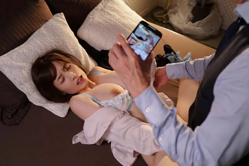Tiền bối chuốc thuốc em thư ký bắt làm tình cả đêm khi đi công chuyện xa
